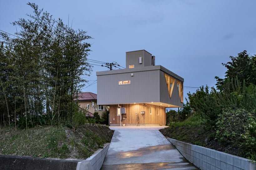 日本住宅的木质悬臂上有角孔