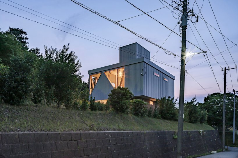 日本住宅的木质悬臂上有角孔