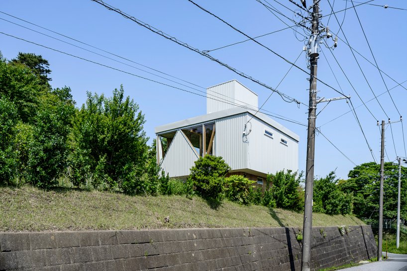 日本住宅的木质悬臂上有角孔