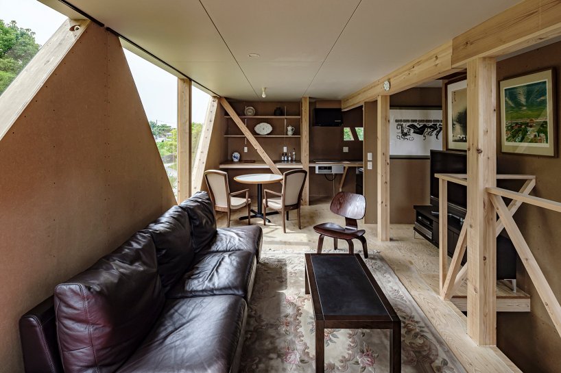 日本住宅的木质悬臂上有角孔