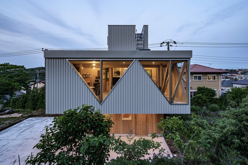 日本住宅的木质悬臂上有角孔