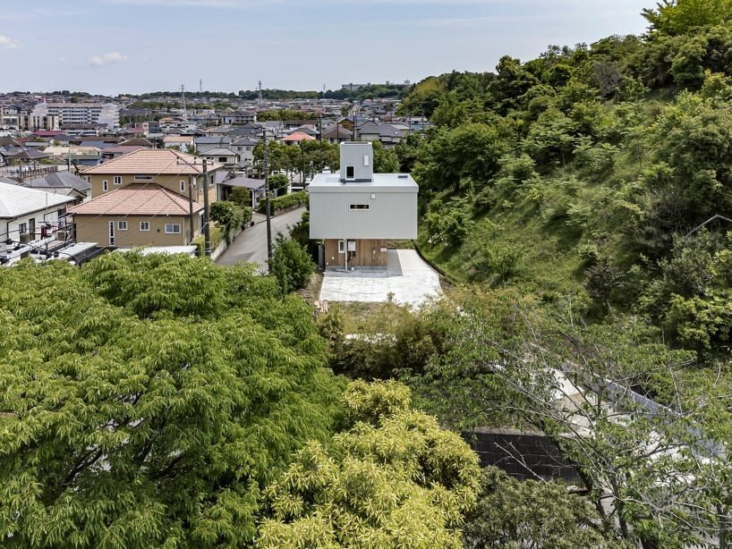 日本住宅的木质悬臂上有角孔