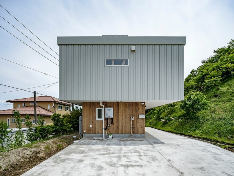 日本住宅的木质悬臂上有角孔