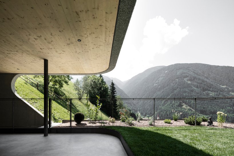 konoA 在南蒂罗尔用雕塑混凝土扩建了一座传统的高山房屋 konoA 在南蒂罗尔用雕塑混凝土扩建了一座传统的高山房屋