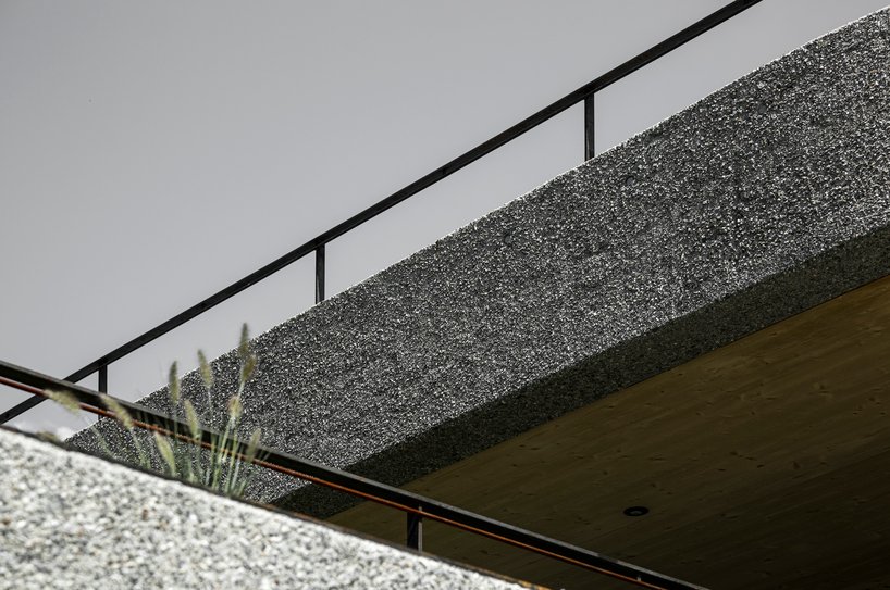 konoA 在南蒂罗尔用雕塑混凝土扩建了一座传统的高山房屋 konoA 在南蒂罗尔用雕塑混凝土扩建了一座传统的高山房屋