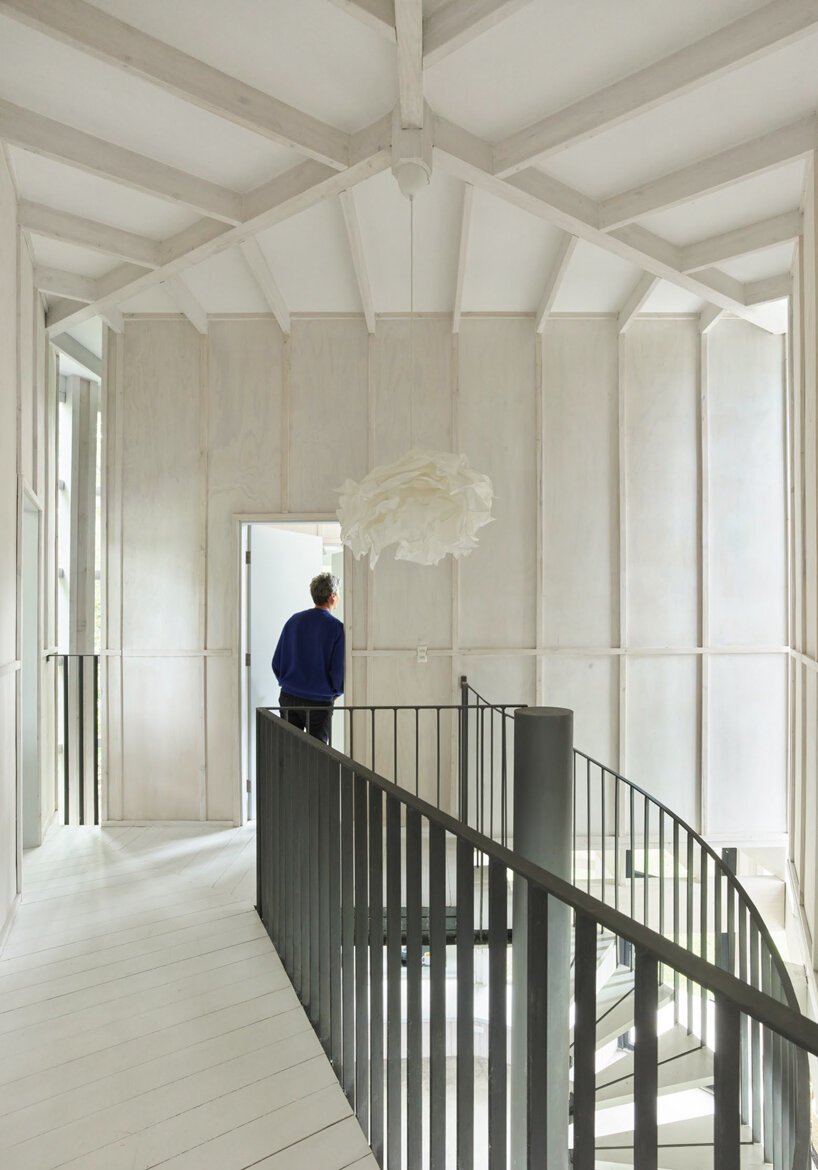 这家位于智利的圆柱形宾馆设有弹出式卧室盒子