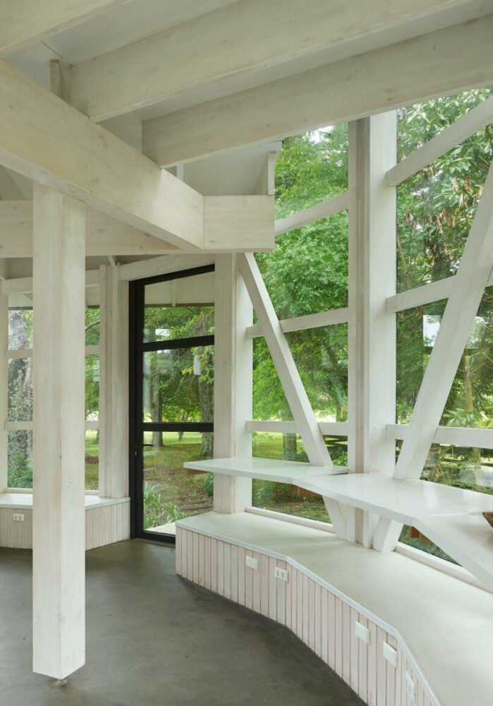 这家位于智利的圆柱形宾馆设有弹出式卧室盒子