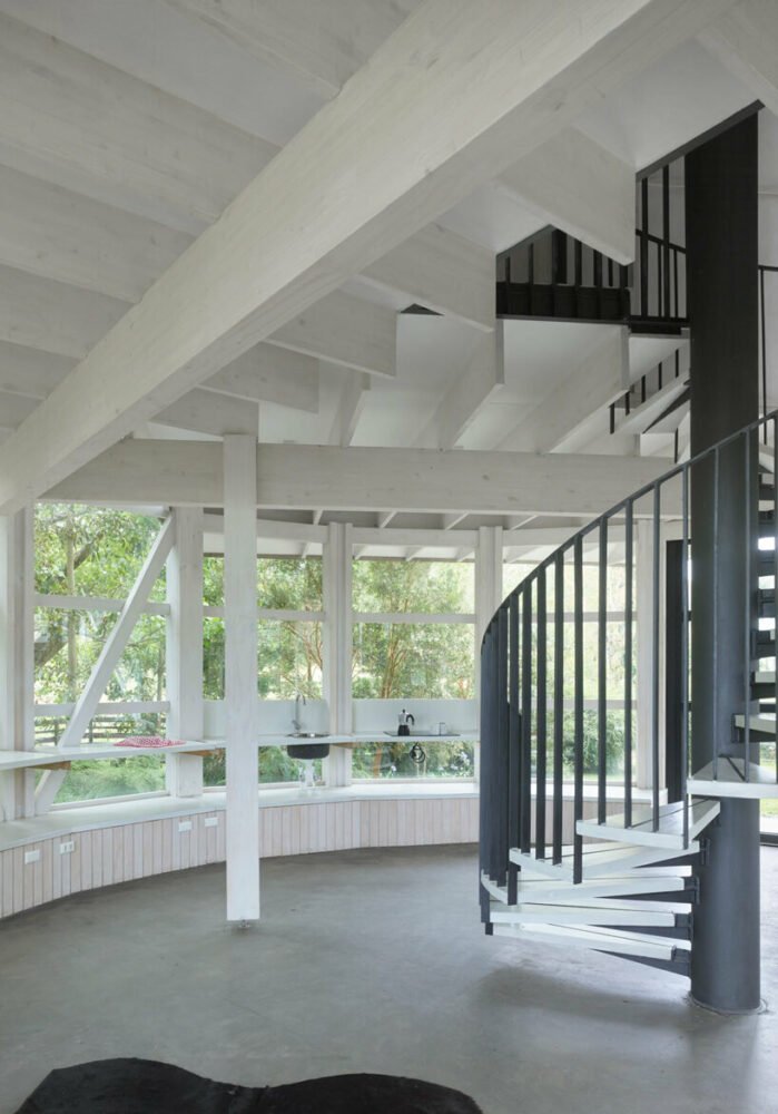 这家位于智利的圆柱形宾馆设有弹出式卧室盒子