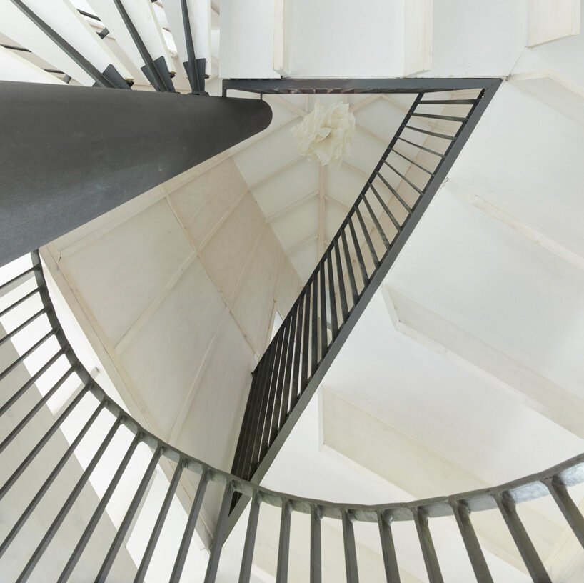 这家位于智利的圆柱形宾馆设有弹出式卧室盒子