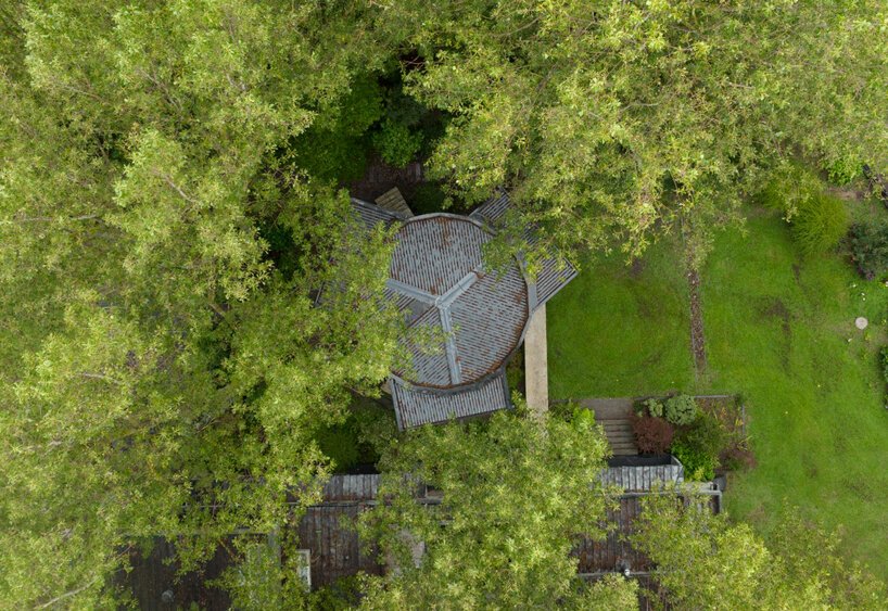 这家位于智利的圆柱形宾馆设有弹出式卧室盒子