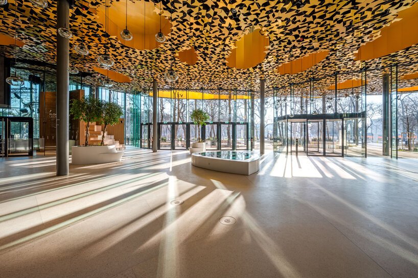 藤本壮介在布达佩斯的“音乐之家”上安装了穿孔屋顶天篷