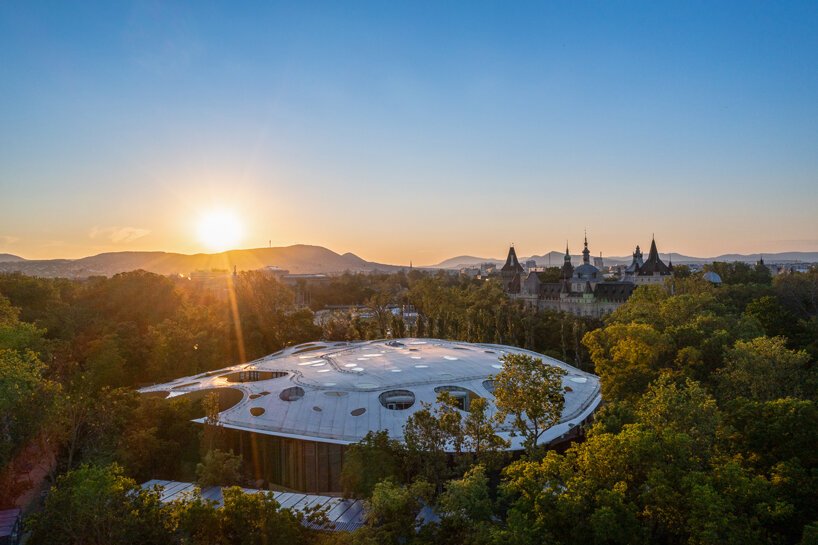 藤本壮介在布达佩斯的“音乐之家”上安装了穿孔屋顶天篷