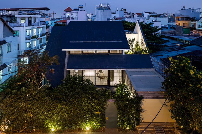 23o5studio 的 huy house 是越南的一片绿洲，阳光下有精致的图案