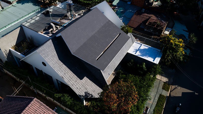 23o5studio 的 huy house 是越南的一片绿洲，阳光下有精致的图案