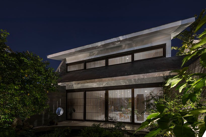 23o5studio 的 huy house 是越南的一片绿洲，阳光下有精致的图案