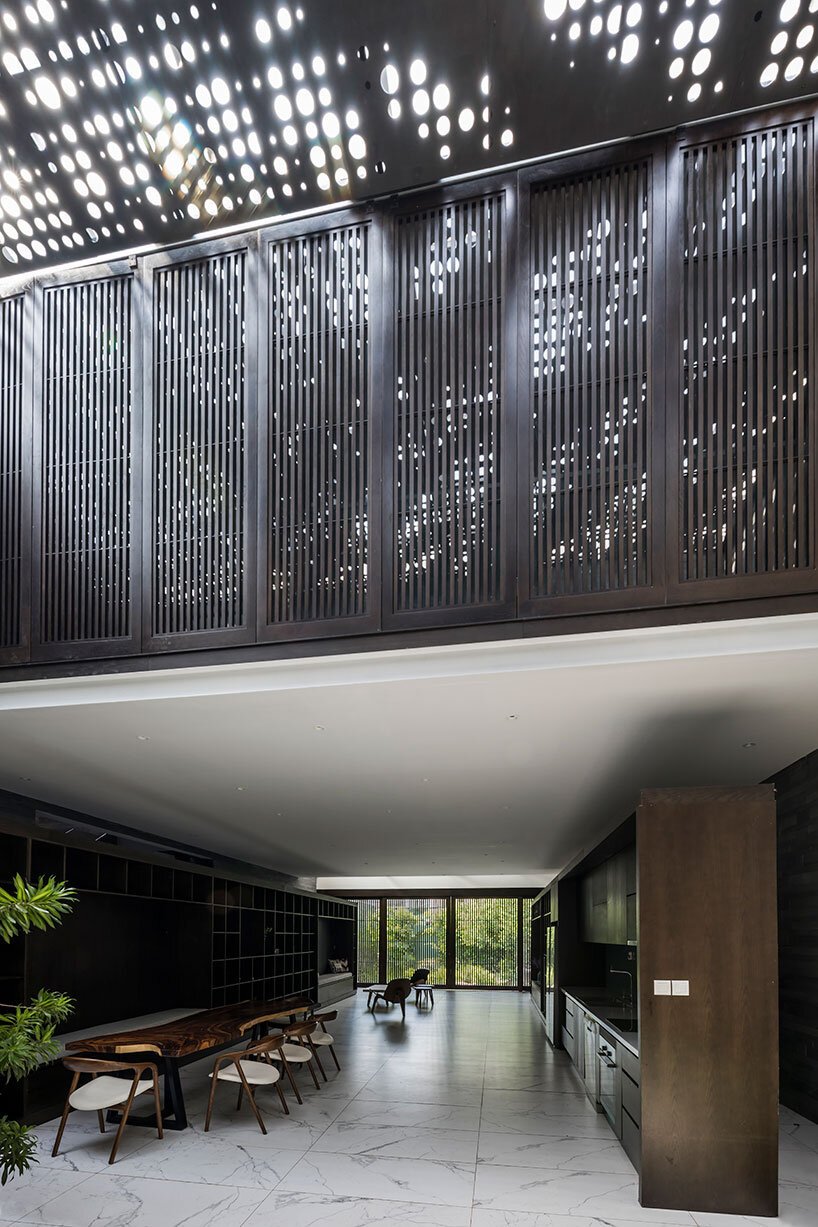 23o5studio 的 huy house 是越南的一片绿洲，阳光下有精致的图案