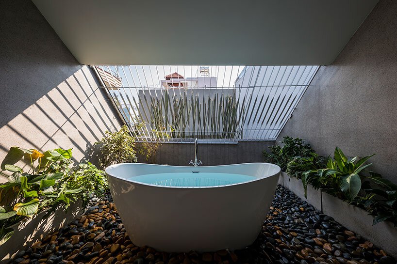 23o5studio 的 huy house 是越南的一片绿洲，阳光下有精致的图案