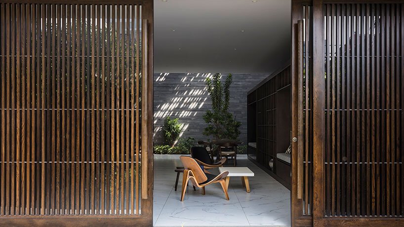 23o5studio 的 huy house 是越南的一片绿洲，阳光下有精致的图案