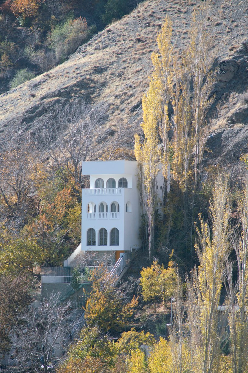 这座位于伊朗乡村的度假屋庆祝缓慢和倾斜的生活