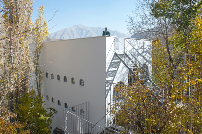 这座位于伊朗乡村的度假屋庆祝缓慢和倾斜的生活