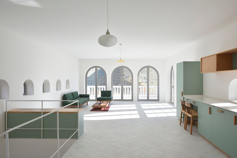 这座位于伊朗乡村的度假屋庆祝缓慢和倾斜的生活