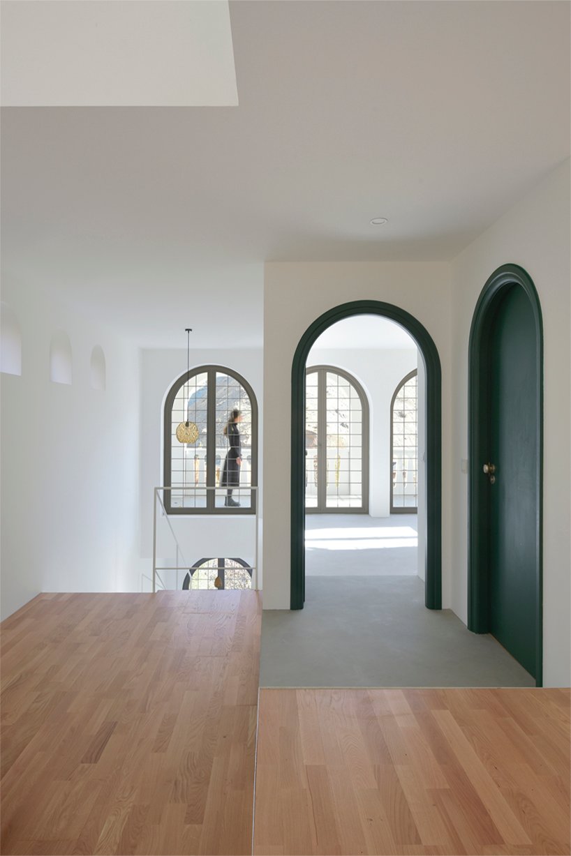 这座位于伊朗乡村的度假屋庆祝缓慢和倾斜的生活