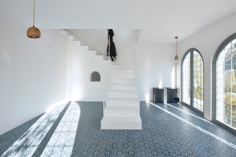 这座位于伊朗乡村的度假屋庆祝缓慢和倾斜的生活