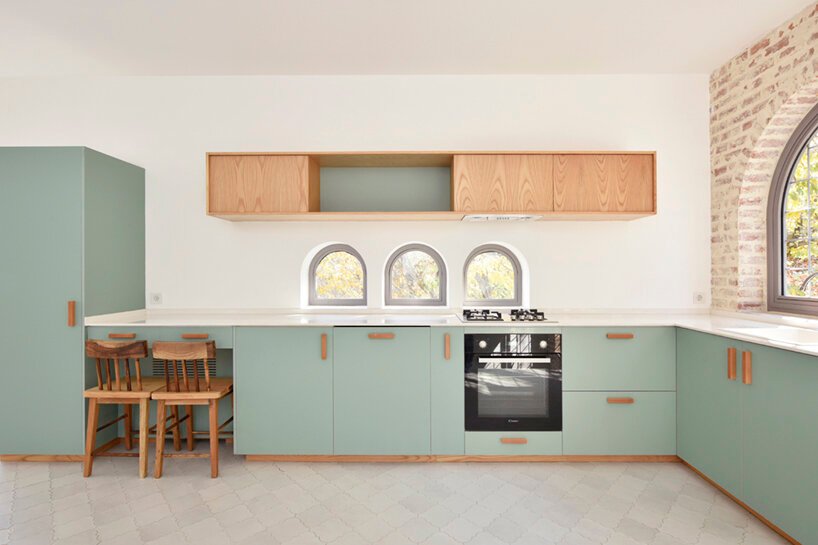 这座位于伊朗乡村的度假屋庆祝缓慢和倾斜的生活