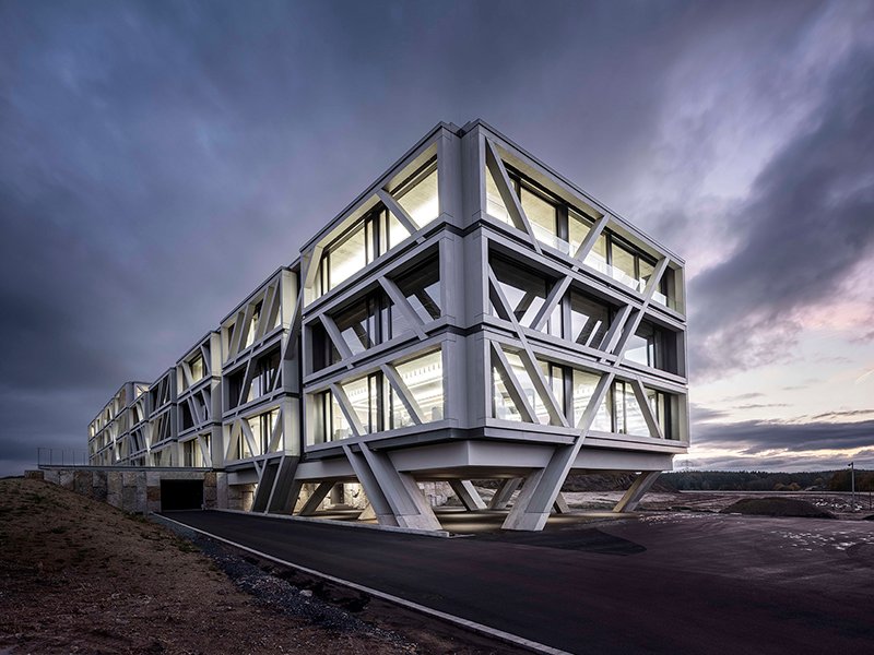 由 j. 设计的混凝土骨架包围了德国 IGZ 园区。梅耶尔 H.