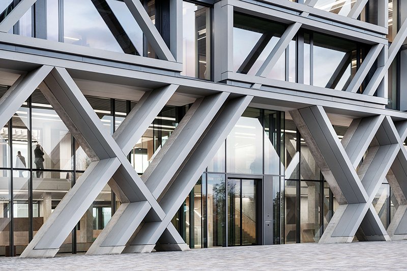 由 j. 设计的混凝土骨架包围了德国 IGZ 园区。梅耶尔 H.