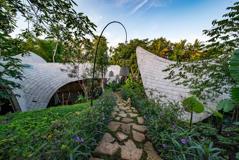 Inspiral 建筑师将竹子 + 夯土结合在巴厘岛的乌拉曼生态度假村 Inspiral 建筑师将竹子 + 夯土结合在巴厘岛的乌拉曼生态度假村