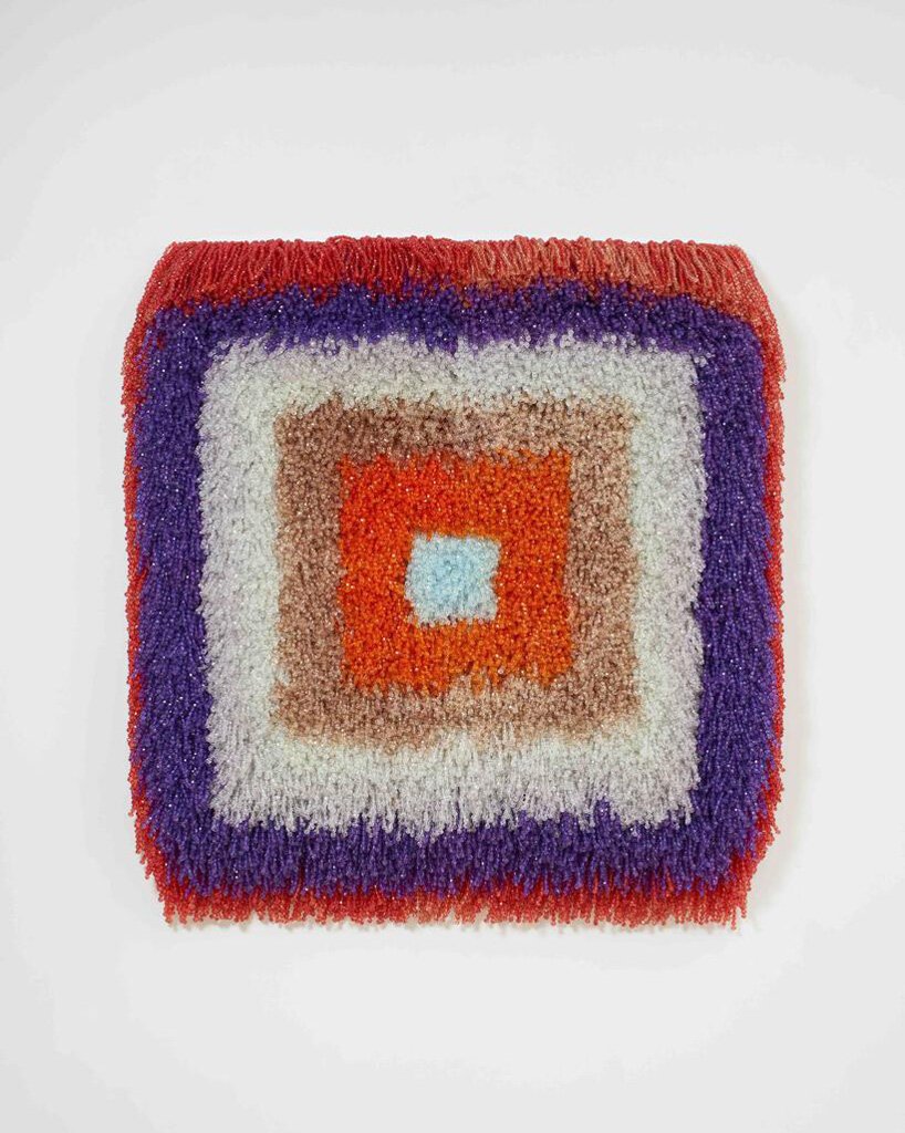 保拉·皮维 (Paola pivi) 讲述她在 Massimo de carlo 创作的羽毛熊脚彩虹的短暂本质 保拉·皮维 (Paola pivi) 讲述她在 Massimo de carlo 创作的羽毛熊脚彩虹的短暂本质