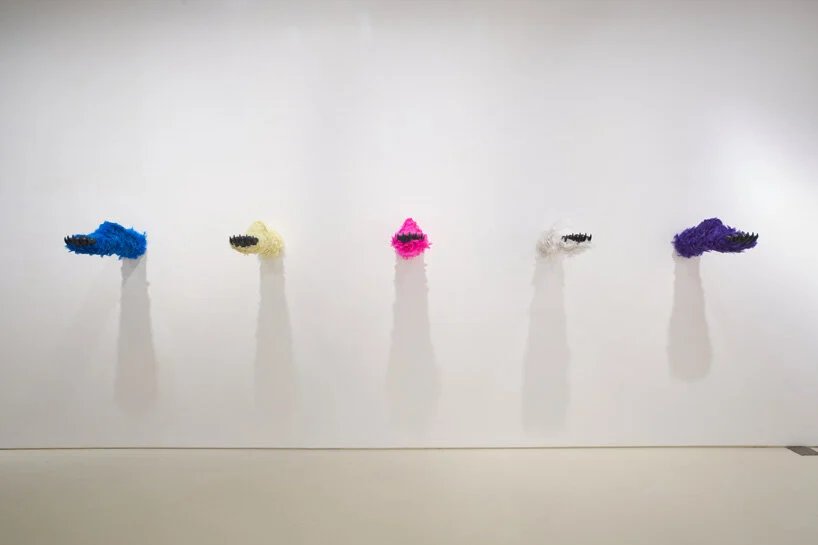 保拉·皮维 (Paola pivi) 讲述她在 Massimo de carlo 创作的羽毛熊脚彩虹的短暂本质 保拉·皮维 (Paola pivi) 讲述她在 Massimo de carlo 创作的羽毛熊脚彩虹的短暂本质