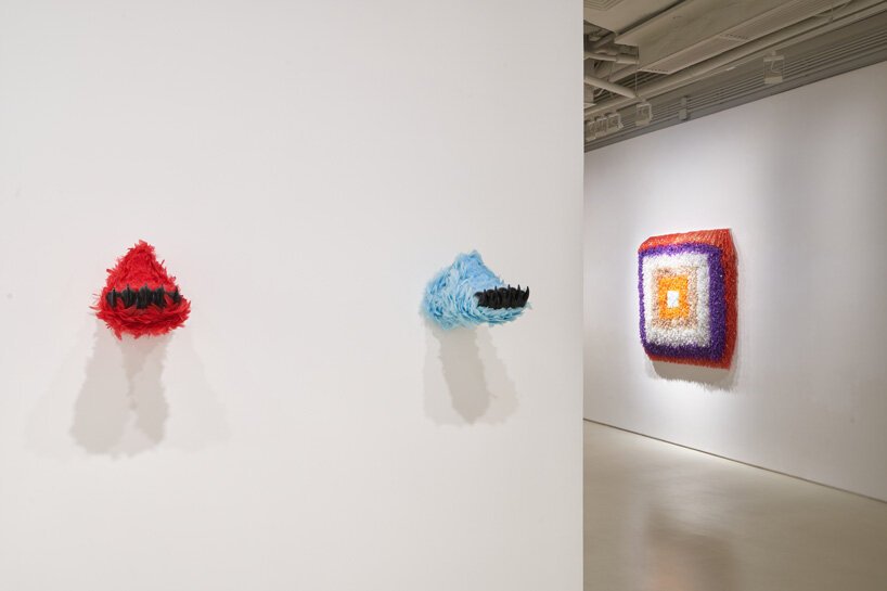 保拉·皮维 (Paola pivi) 讲述她在 Massimo de carlo 创作的羽毛熊脚彩虹的短暂本质 保拉·皮维 (Paola pivi) 讲述她在 Massimo de carlo 创作的羽毛熊脚彩虹的短暂本质