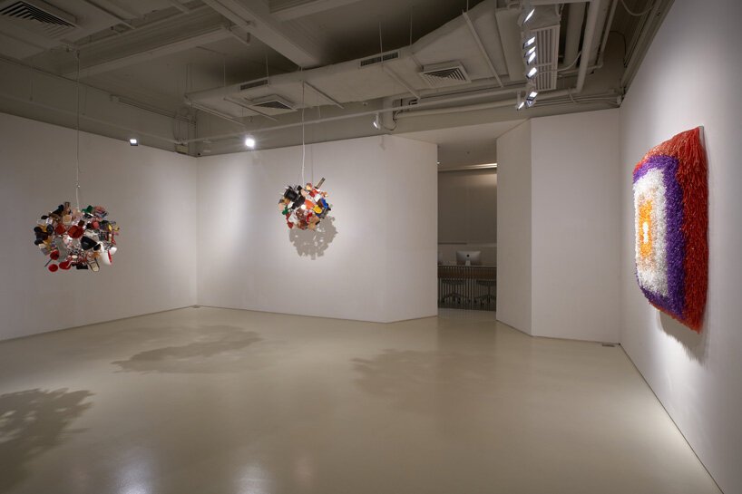 保拉·皮维 (Paola pivi) 讲述她在 Massimo de carlo 创作的羽毛熊脚彩虹的短暂本质 保拉·皮维 (Paola pivi) 讲述她在 Massimo de carlo 创作的羽毛熊脚彩虹的短暂本质