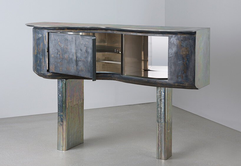 “这就像脸上的皱纹”，vincenzo de cotiis 谈到他对时间流逝的偏爱