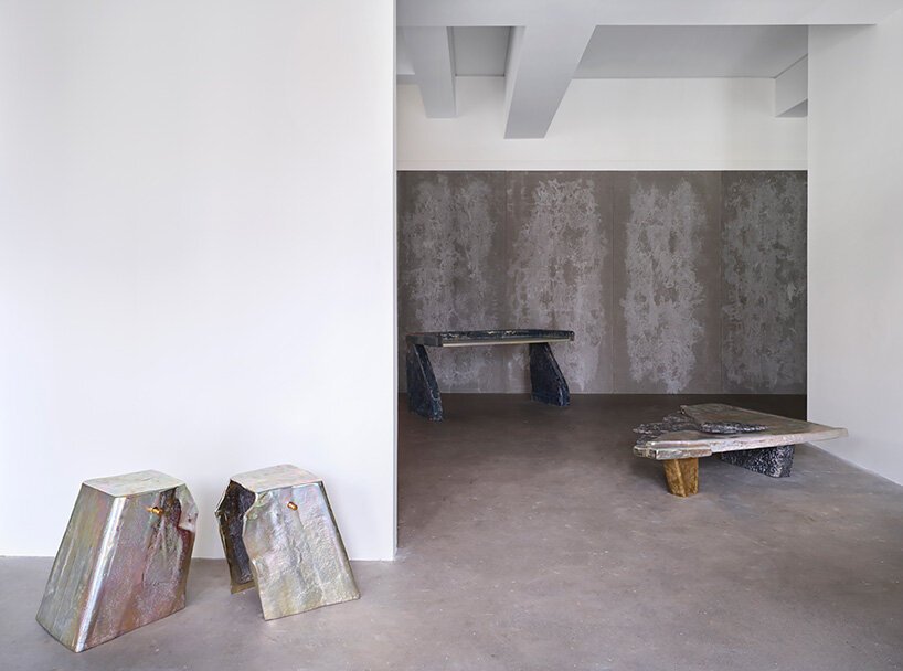 “这就像脸上的皱纹”，vincenzo de cotiis 谈到他对时间流逝的偏爱