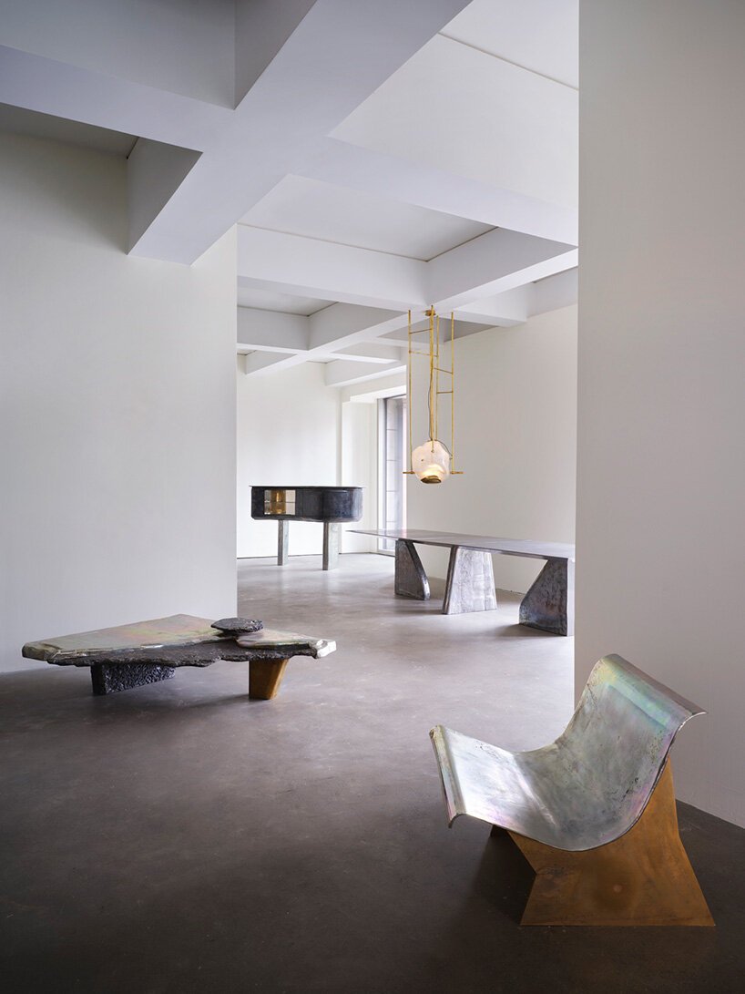 “这就像脸上的皱纹”，vincenzo de cotiis 谈到他对时间流逝的偏爱