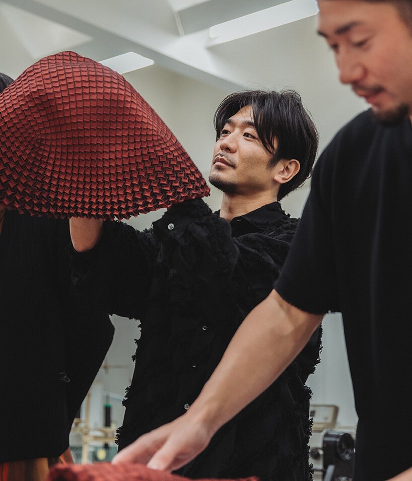 issey miyake & nature architects model fabric that takes 3D weave pattern when steamed