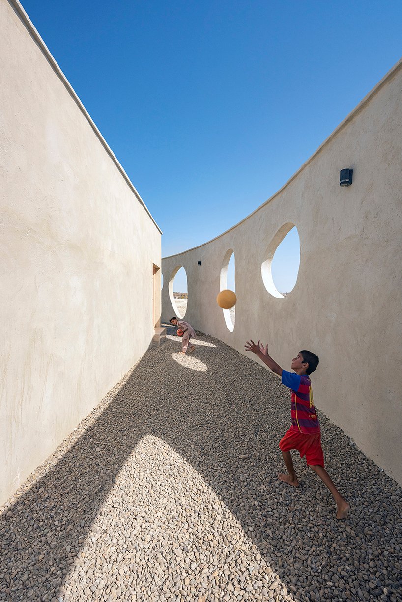 daaz 办公室在伊朗农村的这所圆形学校周围包裹了一个“俏皮的外壳”