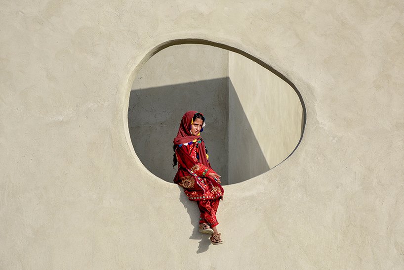 daaz 办公室在伊朗农村的这所圆形学校周围包裹了一个“俏皮的外壳”