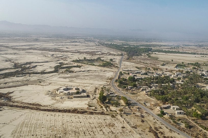 daaz 办公室在伊朗农村的这所圆形学校周围包裹了一个“俏皮的外壳”