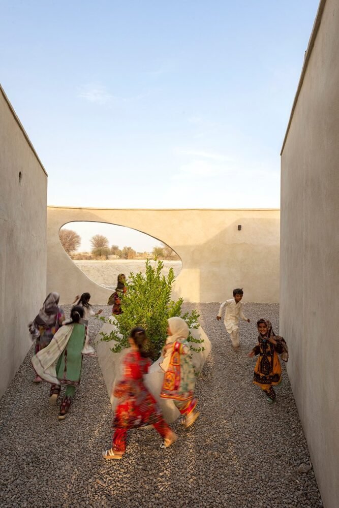 daaz 办公室在伊朗农村的这所圆形学校周围包裹了一个“俏皮的外壳”