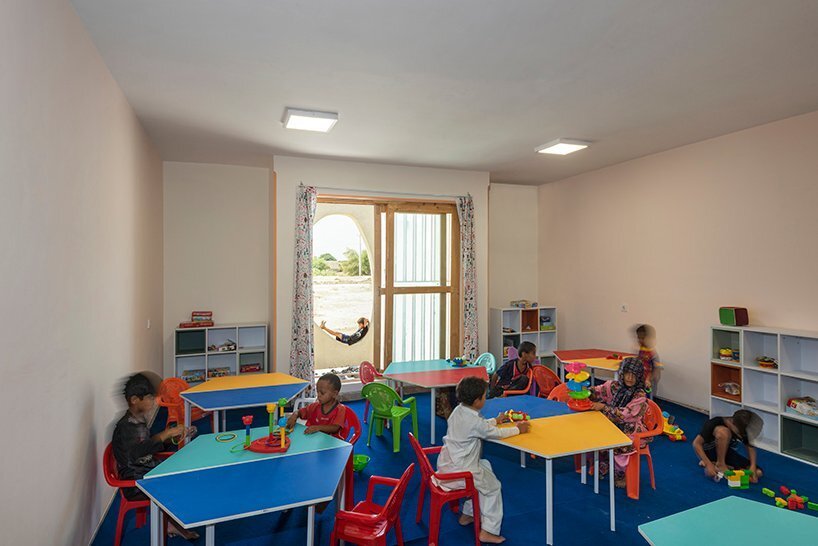 daaz 办公室在伊朗农村的这所圆形学校周围包裹了一个“俏皮的外壳”