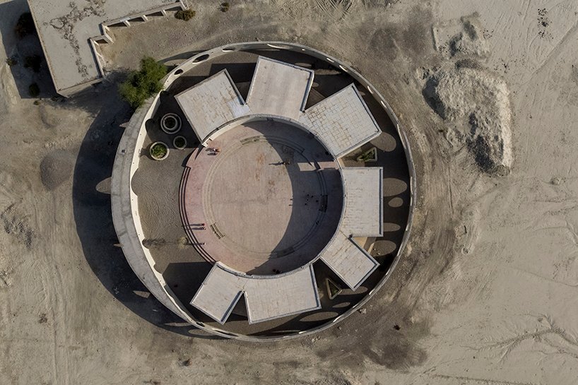 daaz 办公室在伊朗农村的这所圆形学校周围包裹了一个“俏皮的外壳”