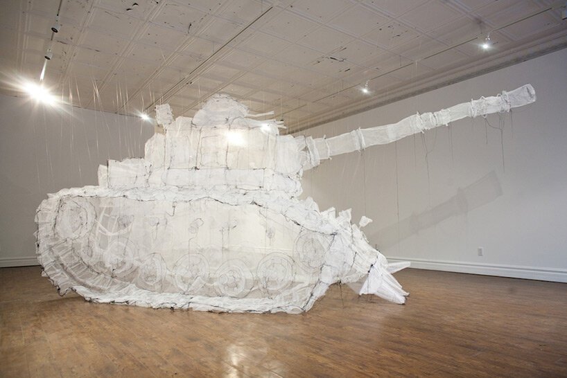 治愈的历史幽灵：jannick deslauriers 通过脆弱的织物形式表达短暂性