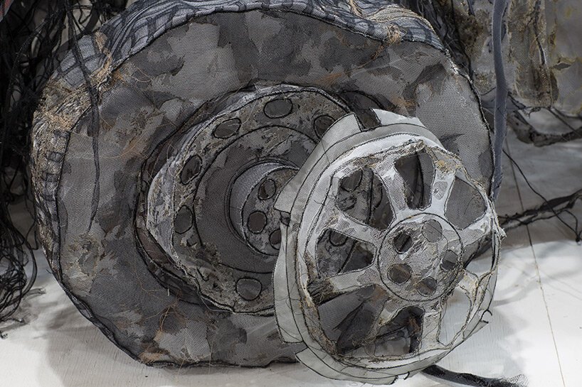 治愈的历史幽灵：jannick deslauriers 通过脆弱的织物形式表达短暂性