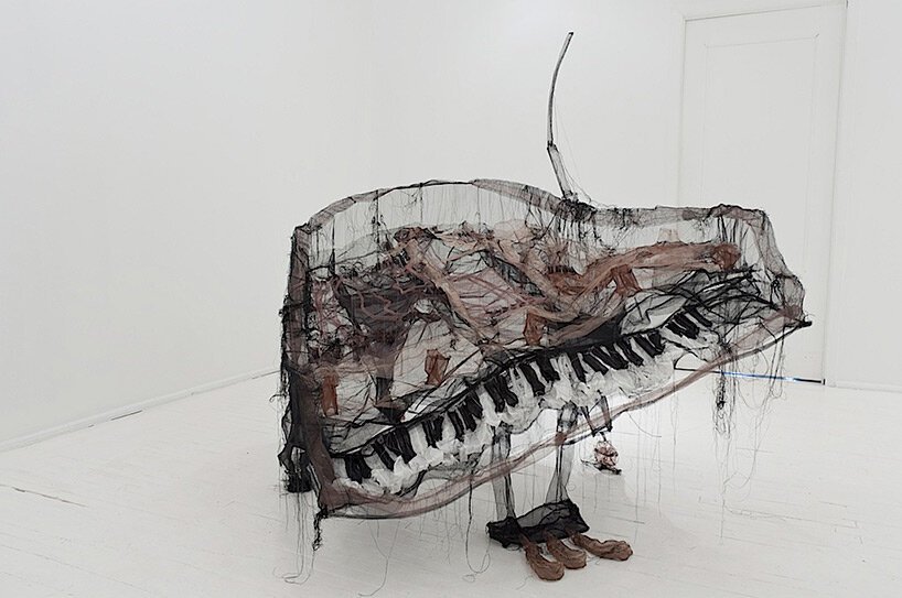 治愈的历史幽灵：jannick deslauriers 通过脆弱的织物形式表达短暂性