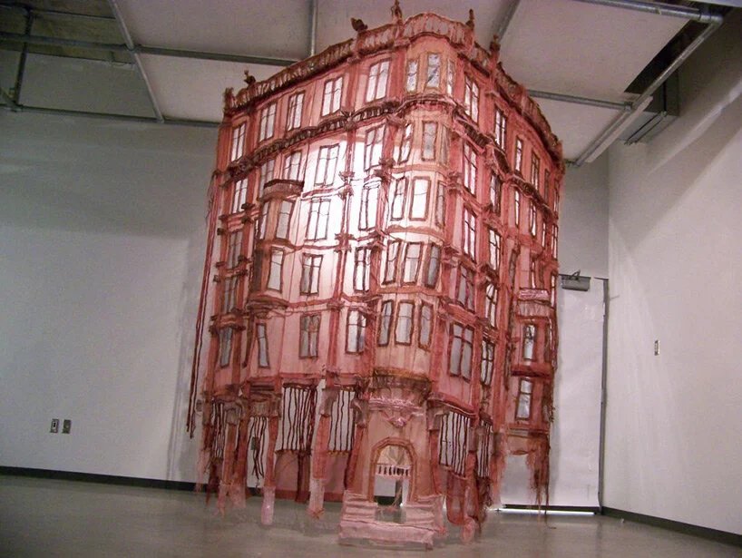 治愈的历史幽灵：jannick deslauriers 通过脆弱的织物形式表达短暂性