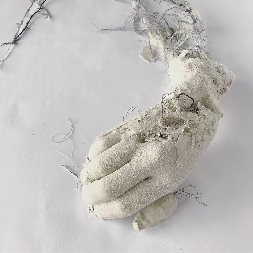 治愈的历史幽灵：jannick deslauriers 通过脆弱的织物形式表达短暂性